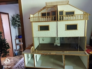 riesiges selbstgebautes Puppenhaus 4 Etagen und eine Dachterrasse leider etwas renovierungsbedürftig