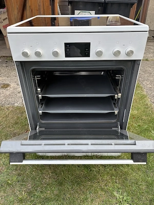 Bosch freistehener Elektroherd, HCA744320 Heizarten Glaskeramik-Kochfeld Backofen