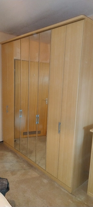 Schlafzimmerschrank und Komode 