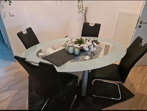 Ovaler Glasesstisch