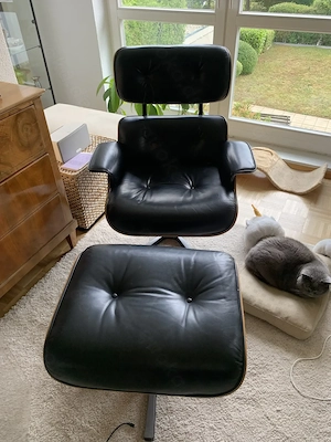 Sessel mit Hocker