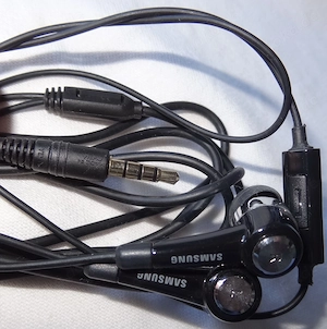 P Samsung In-Ear-Headset mit Mikrofon Klinkenstecker 3,5mm schwarz 120cm kaum benutzt volle Funktion
