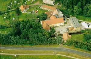 Gewerbe- und Produktionsareal mit Wohnbereich und fast 1,8 ha Grundstück   nur 500 m von der tschech