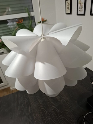 Weiße Hängeleuchte in Blumenform   Blütenlampe