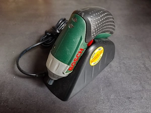 BOSCH IXO 06 V Li-Ion Akkuschrauber mit Ladestation