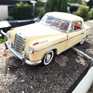 1:18 Modell von Sun Star--Mercedes Benz 220 1958