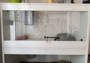Weißes Terrarium mit Glas Schiebetüren