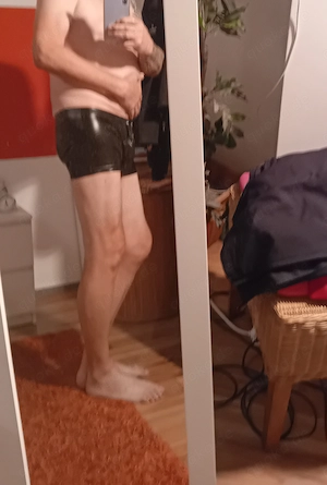 Er sucht eine Frau zum gegenseitigen verwöhnen....