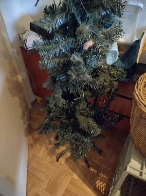Verkaufe ein künstlichen Tannenbaum mit lichterkette abholen sofort ohne kugeln
