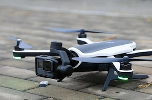 Diese flugfertige Drohne von GoPro (mit Kamera und Gimbal) liefert hochwertige Luftaufnahmen und Fot
