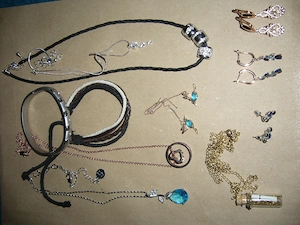 Trödelschmuck Ketten und Ohrringe