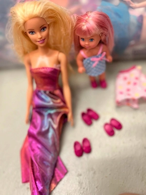 Barbie mit kleiner Kinderpuppe, Wechselkleid und Schuhen