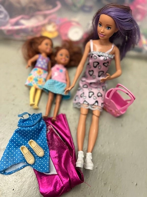 Barbie mit 2 Kinderpuppen, Wechselkleidung und Zubehör