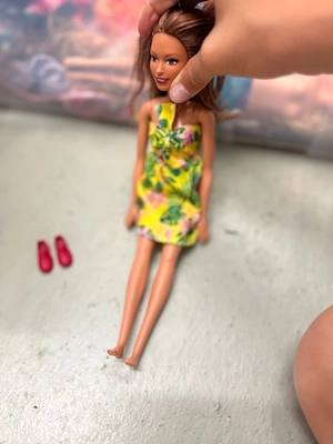 Barbie-Puppe mit gelbem Sommerkleid und Schuhen