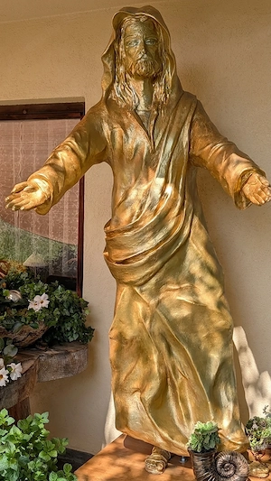 Monumentale-Jesusstatue-Segnend