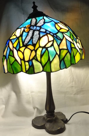 P Tiffany-Lampe mit Metallfuß, aufwendiges Dekor Blumenwiese mit 4 Libellen Fuß Echtes Tiffanyglas