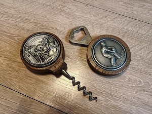 Alter Korkenzieher und Flaschenöffner mit Zinn Motiven im Set