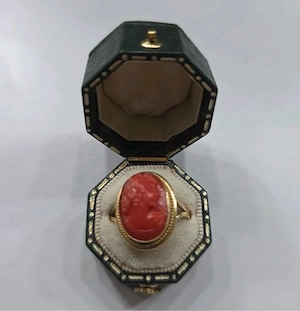 Antiker Ring mit rotem Korallen-Cabochon in Goldfassung   Sammlerstück mit Originalschatulle