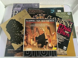 Zusammenstellung von großen Klassik-Schallplatten