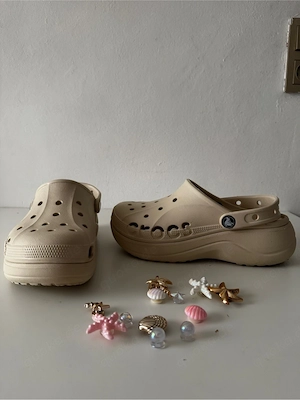 Crocs in Beige mit Plateau