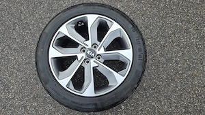 Sommerreifen auf original Alufelgen 6.5JX17V KIA Stonic