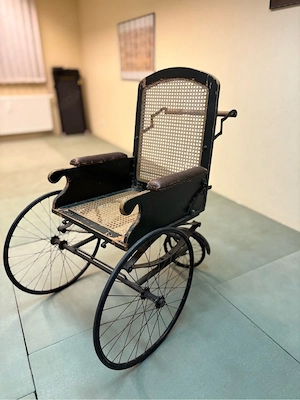 historischer antiker Rollstuhl