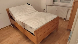 Bett mit elektrischem Lattenrost und Matratze