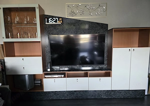 Hochwertige Schreiner-Wohnwand mit TV-Element 230cm