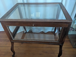 wunderschöne antike Glasvitrine Tisch