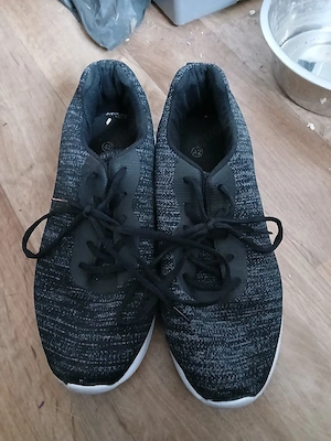 Sneaker in Größe 42, schwarz-grau meliert