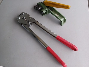 1 x Spanner und 1 x Verschlusszange. gebraucht funktionstüchtig