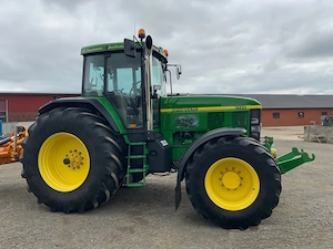 Verkaufe einen John Deere 7710 Traktor 