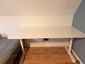 IKEA Schreibtisch mit höhenverstellbaren Beinen