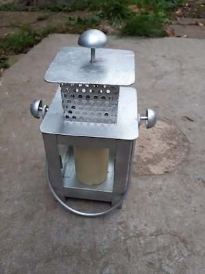 Dekorative Gartenlaterne aus Metall, silberfarben