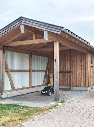 Stellplatz, überdacht mit Strom