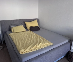 Graues Polsterbett 180 x 200 cm inkl. 2 Matratzen und 2 Lattenroste 