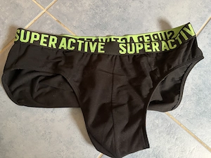 M bietet getragene Slip-socken gegen Euro an