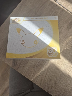 Pokémon Celebrations Top-Trainer-Box 30 Jahre Jubiläum