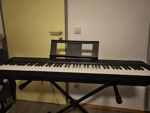 Yamaha P-45B Digitalpiano schwarz mit Keyboardständer & Original-Notenhalter