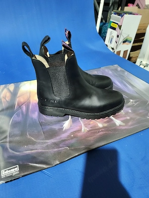 Chelsea Boots der Marke Blue Heeler Australia (Modell Jackaroo) in der Farbe Schwarz und Größe 39.