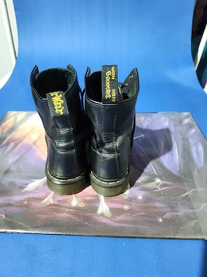 Dr. Martens 1460 Stiefel aus schwarzem Leder in der Größe 43.