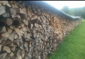 Sehr trockenes Brennholz Kaminholz