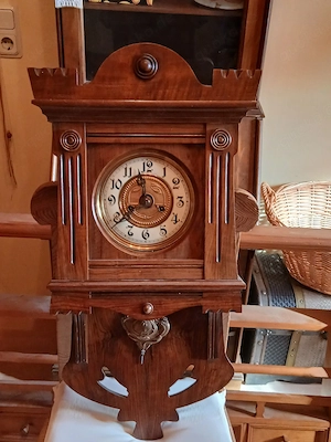 Verkaufe eine antike Wanduhr mit Aufziehwerk