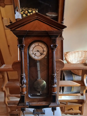 Verkaufe eine antike Wanduhr aus Holz mit Schlagwerk