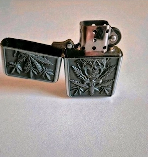 Totenkopf Feuerzeug im Zippo-Stil - Sammlerstück"