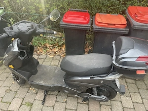 Roller Schwarz 45 Kmh mit Kennzeichen 