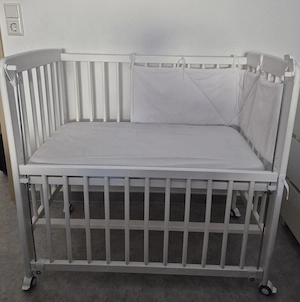 Beistellbett mit Matratze und Matratzenschoner