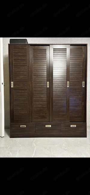 Kleiderschrank