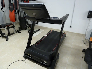 Laufband mit Monitor 