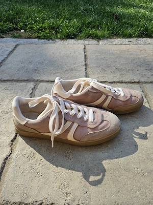 Wildleder Sneaker von Stradivarius Gr. 40 beige